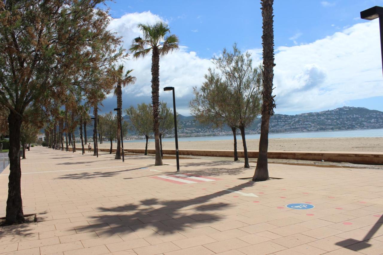 Beautiful Apartment 75M2 With View At The Beach, Pool, Parking Roses Exterior photo